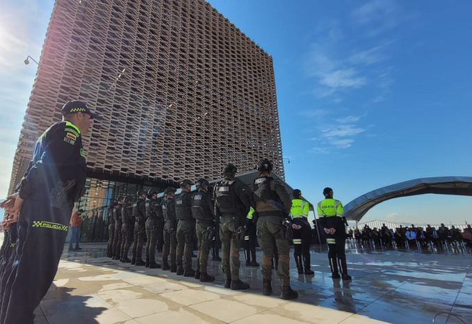 Panorámica de la entrega del nuevo Comando de Policía Metropolitana MEBOG